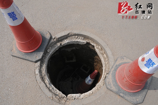 井盖缺失坑了小汽车前轮 市民希望尽快修复