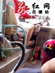 公交司机穿拖鞋开车存隐患  乘客担忧希加强管理