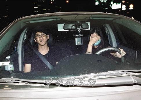 [视频]陈汉典圈外女友被曝光 曾与前女友相恋三