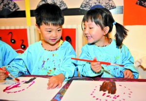 红黄蓝幼儿园孩子学水墨画，史燕来打造0-6岁一体化教育模式