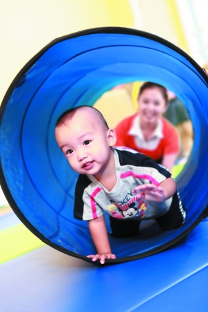 红黄蓝幼儿园教育理念_红黄蓝0-6岁一体化教育模式_红黄蓝亲子园早教课程
