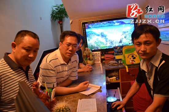 胡志文夜查“警灯闪烁安防工程”