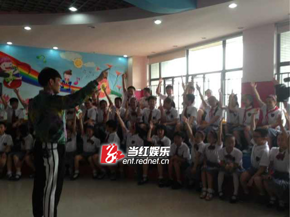 杨宗纬变身音乐课老师