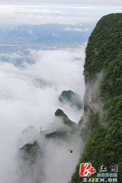 张家界天门山雨后云海如画游人如织