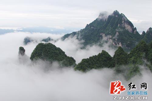 张家界天门山雨后云海如画游人如织