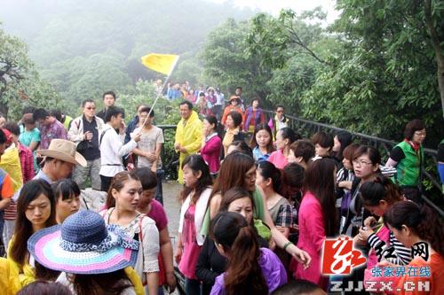 张家界天门山雨后云海如画游人如织