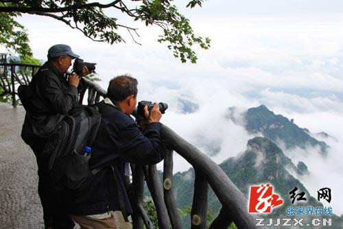 张家界天门山雨后云海如画游人如织