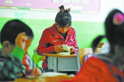 也许真的经历了生活中的种种不便才能明白知识的重要，每一个字史爱心(中)都要查字典弄个明白。 李龙江 摄