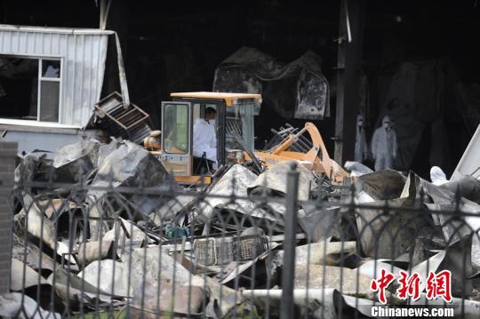 7日,工作人员继续对火灾现场进行消杀防疫。 张瑶摄