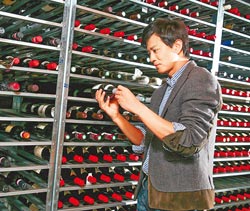 陈晓东在酒窖内看到琳琅满目红酒,当场叹为观止。台湾《中国时报》