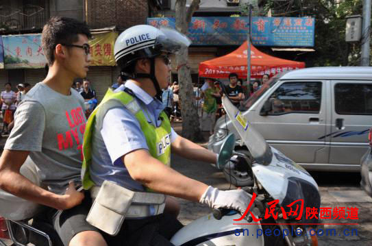交警带考生回家取身份证 庞铭/摄