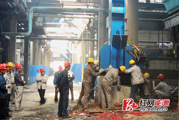 金竹山发电公司2号机组脱硝改造项目第一根钢架吊装到位。