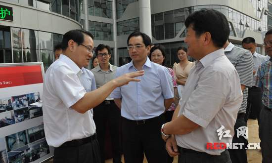 易炼红饶有兴致地参观了企业展板和产品样本，鼓励企业树立行业发展信心，发挥人才带动作用，以创新谋发展。