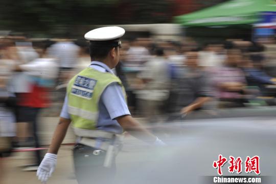 昆明出动4310名警力保高考家长害怕堵车住酒店