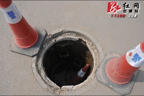 《井盖缺失“坑”了小汽车前轮 市民希望尽快修复》续：已修复