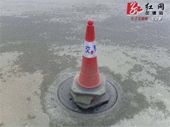 《井盖缺失“坑”了小汽车前轮 市民希望尽快修复》续：已修复