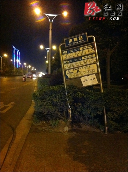 吉安路上一公交站牌斜倒  市民盼修复