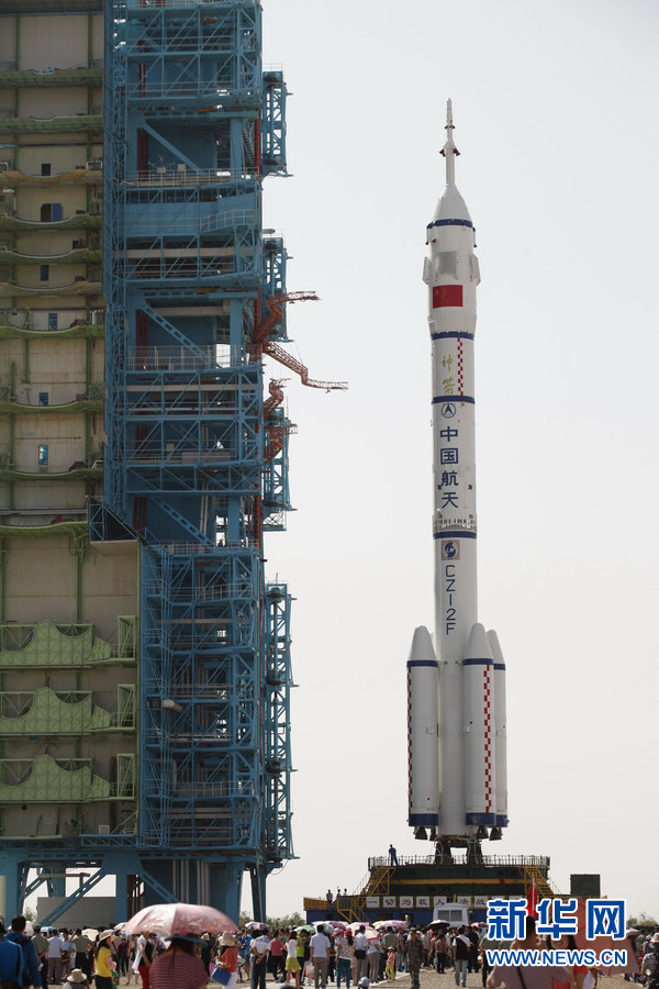 神舟十号飞船火箭组合体已垂直转运至发射架