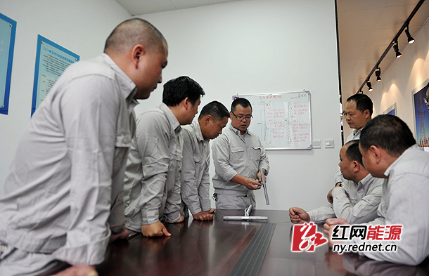 杨淼和同事们一起研究如何改良接地棒。