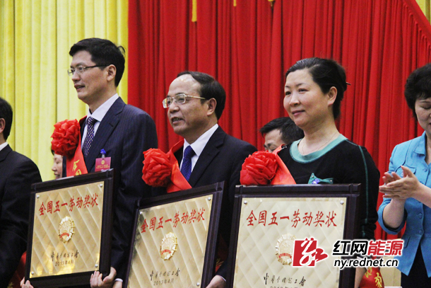 永州电业局局长周林生（中）代表永州电业局领取全国五一劳动奖状荣誉。