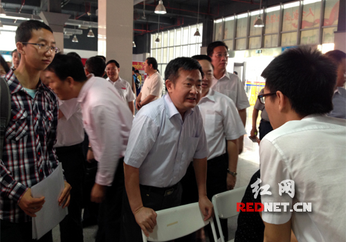 湖南省人大常委会副主任谢勇出席启动仪式，现场与企业招聘人员交流。