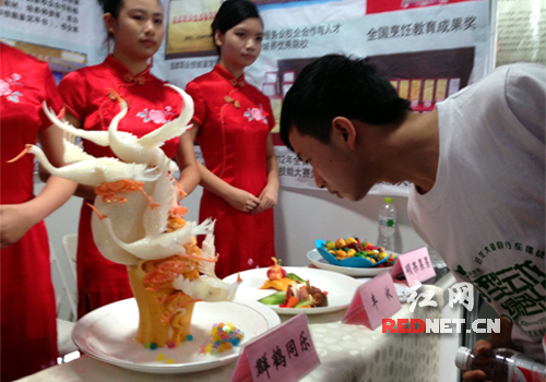 烹饪技师食品雕塑展示。