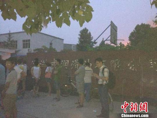 8日19时许，济南天桥区蓝翔路附近汉诺威润滑油厂突发大火。蔡慧凯摄