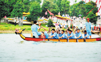 千龙湖龙舟赛。　　余志雄 摄