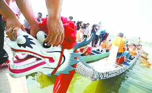 龙舟下水 资料图