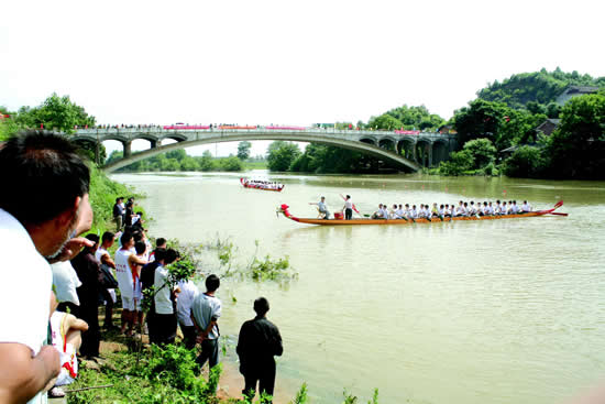 官渡镇龙舟赛 资料图