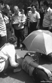 昨日，沈阳市铁西区高考考点三十一中学附近，一辆黑色豪车闯入管制区，撞倒交警后逃逸。网友供图