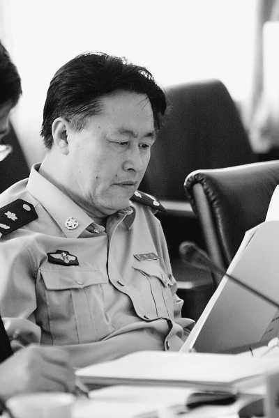 东经129.40度,北纬44.20度,长白山脉和完达山脉相交处,大雪锁山。