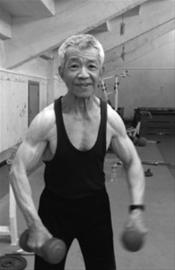 “大连理工大学退休体育老师徐永昌今年79岁,卧推80公斤杠铃,用最健美的体态,完美解释了什么叫逆天!他烟酒不沾、作息规律、坚持锻炼! ”