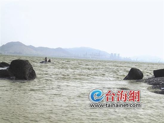 男子下海游泳 被漂流瓶撞晕