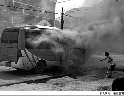 浙江在线06月09日讯昨天下午2时左右，从永嘉县上塘开往桥下的一辆中巴车行驶途中突然冒烟起火，10名乘客以及售票员、司机从车内紧急疏散，幸无人员伤亡。