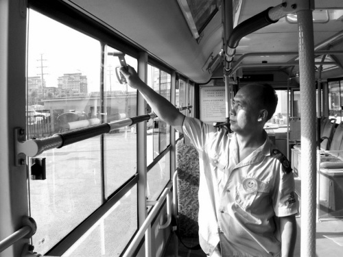 沈阳严查公交车安全“顺手牵锤”成安全隐患（图）