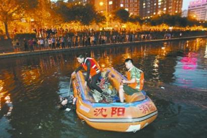 小伙岸边点蜡磕头后跳河近千人河边祈福(图)