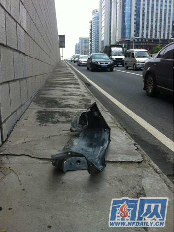 事故现场还残留着少部分车辆残骸