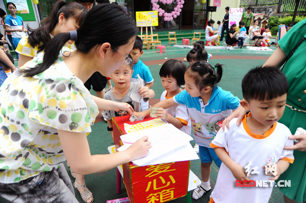 孩子们将自己的义卖收获全部捐出。