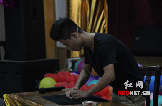 湖南工程职院选手袁真表演《扑克幻象》。