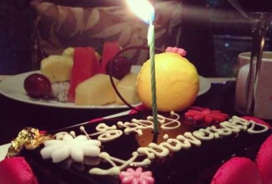 两人烛光晚餐庆祝结婚2周年