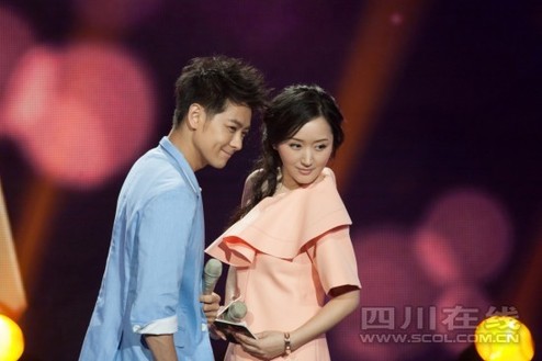 [视频]杨钰莹林志颖合照