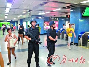 广州每天派驻20名特警携警犬在地铁站巡查（图）