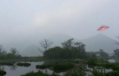 图为6月8日上午，湖北神农架大九湖景区，一位来自北京的女游客称在游览景区意外拍下悬浮空中的碟状不明飞行物。