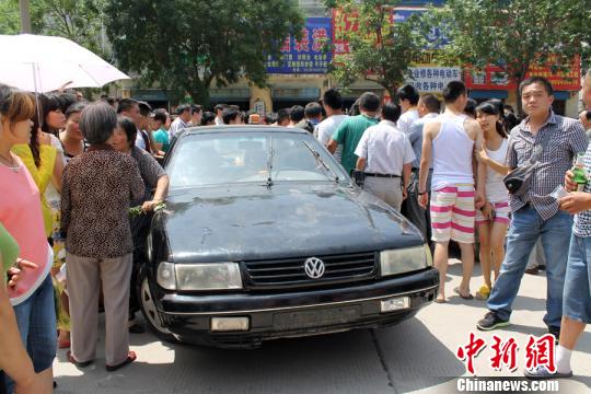 5名穿城管制服的人驾驶的无牌车辆。 许永强 摄