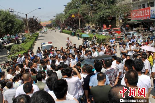 5名穿城管制服的人驾驶的无牌车辆。 许永强 摄