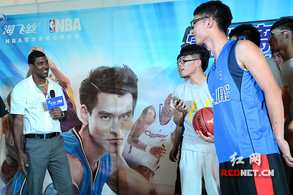 NBA球星O.J.梅奥现身长沙 看好在湘大学生篮