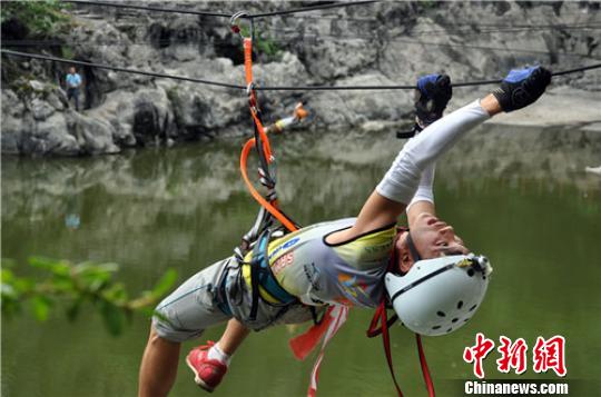 2013全国山地户外运动技能赛在四川兴文石海开幕