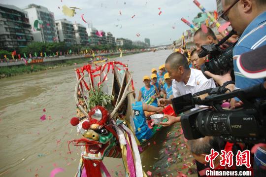 广东汕头端午龙舟赛民俗荟萃免费派发万颗粽子