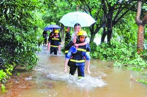 昨日，沙坪坝大学城，消防队员将被积水困住的市民背到安全地带。